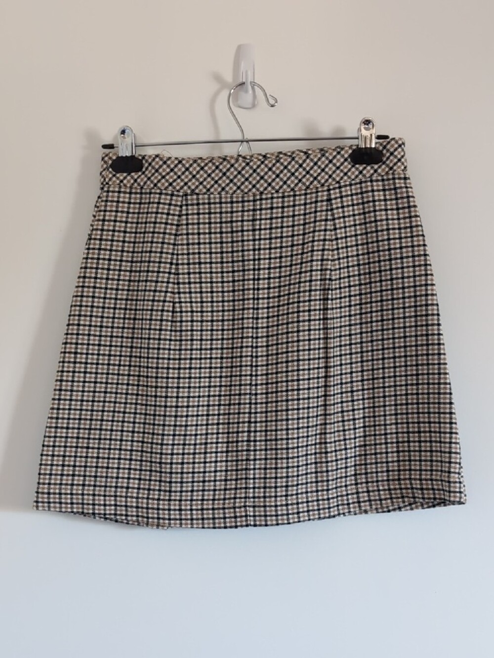 H&M Plaid Mini Skirt in Beige, Black and Brown - Picture 2 of 6